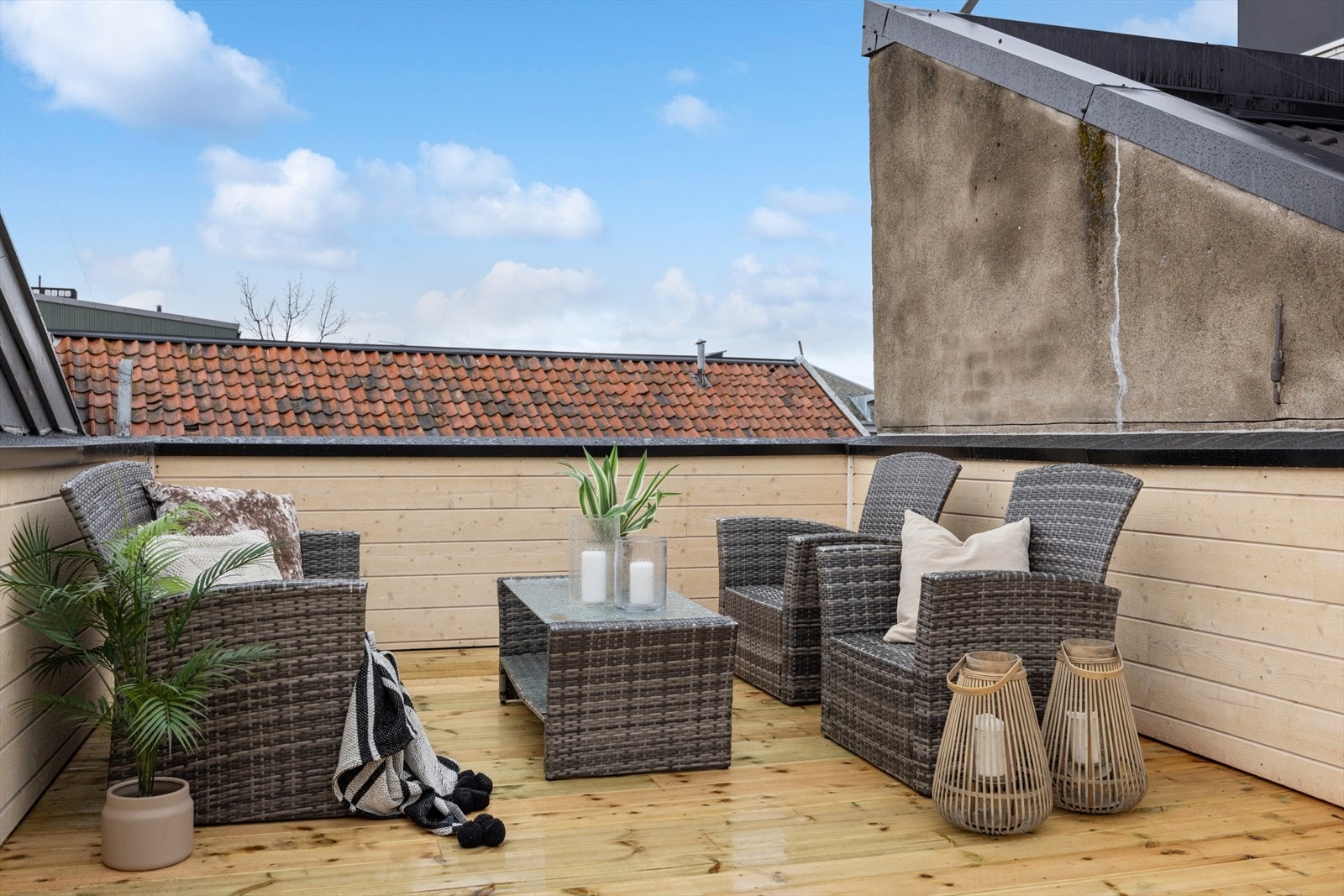 Leiligheten har tilgang til to felles takterrasser. Begge ble renovert og ferdigstilt i mars 2026. Galleribilde