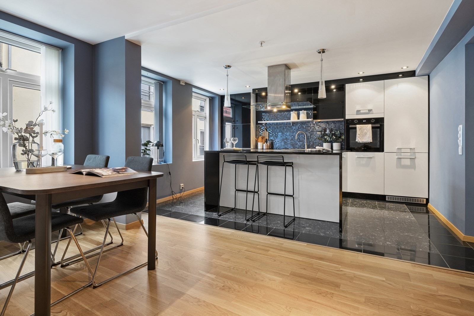 Spiseplassen er et naturlig bindeledd mellom stue og kjøkken, perfekt for sosiale sammenkomster. Galleribilde