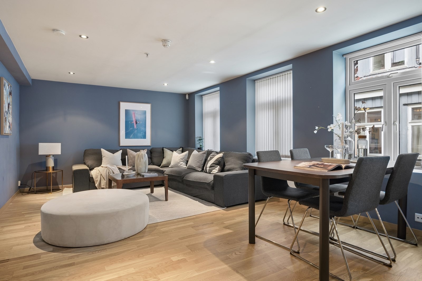 Leiligheten har en åpen og sosial planløsning mellom stue og kjøkken. Galleribilde