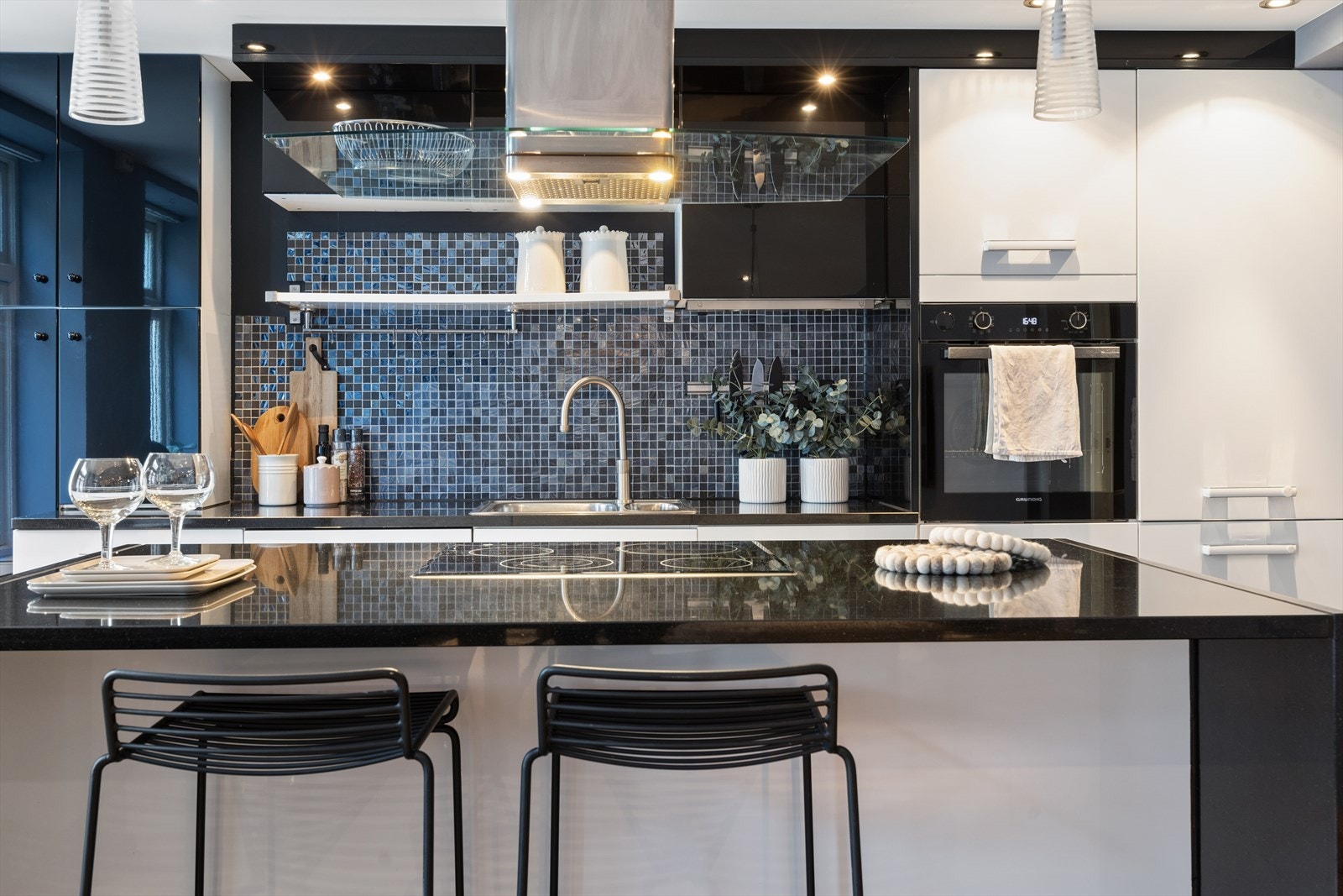 Kjøkkeninnredning fra Nabila med integrerte hvitevarer som medfølger handelen. Kjøkkenøya gir ekstra arbeidsflate og en sosial sone. Galleribilde