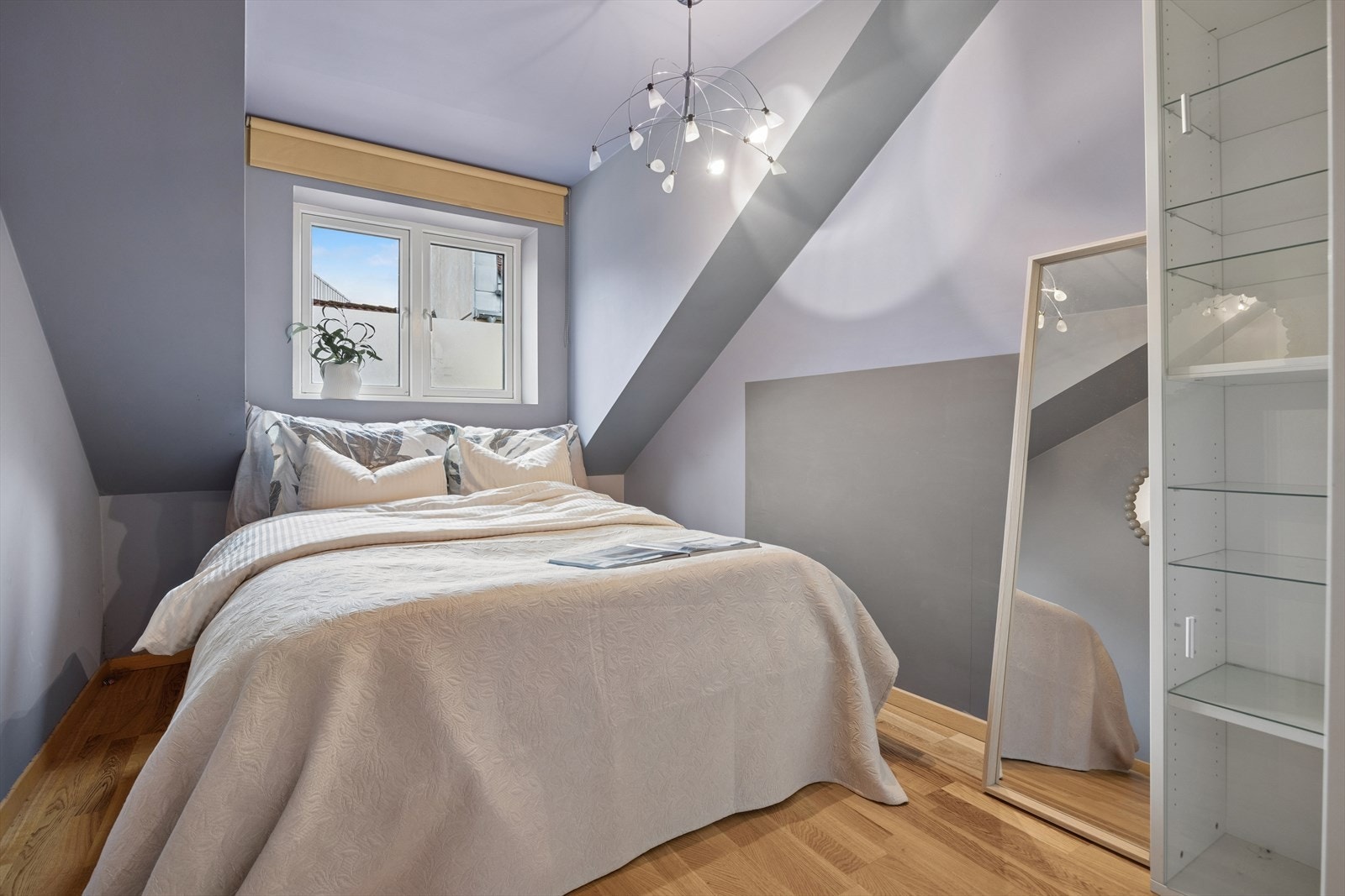 Leiligheten har totalt fire soverom i tillegg til kontor, noe som gir stor fleksibilitet. Galleribilde