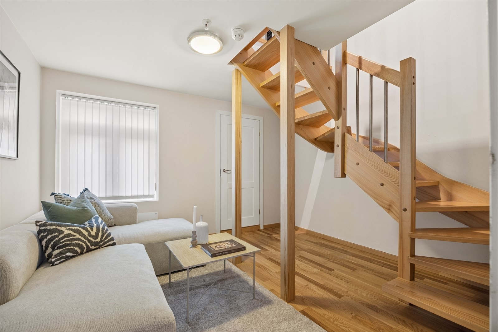 Kontorplass og trapperom med en åpen trapp som leder opp til loftsetasjen. Galleribilde