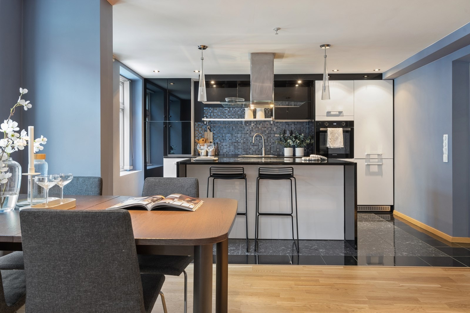 Kjøkkenet er praktisk utformet med rikelig skap- og benkeplass, og ble oppgradert i 2010. Galleribilde