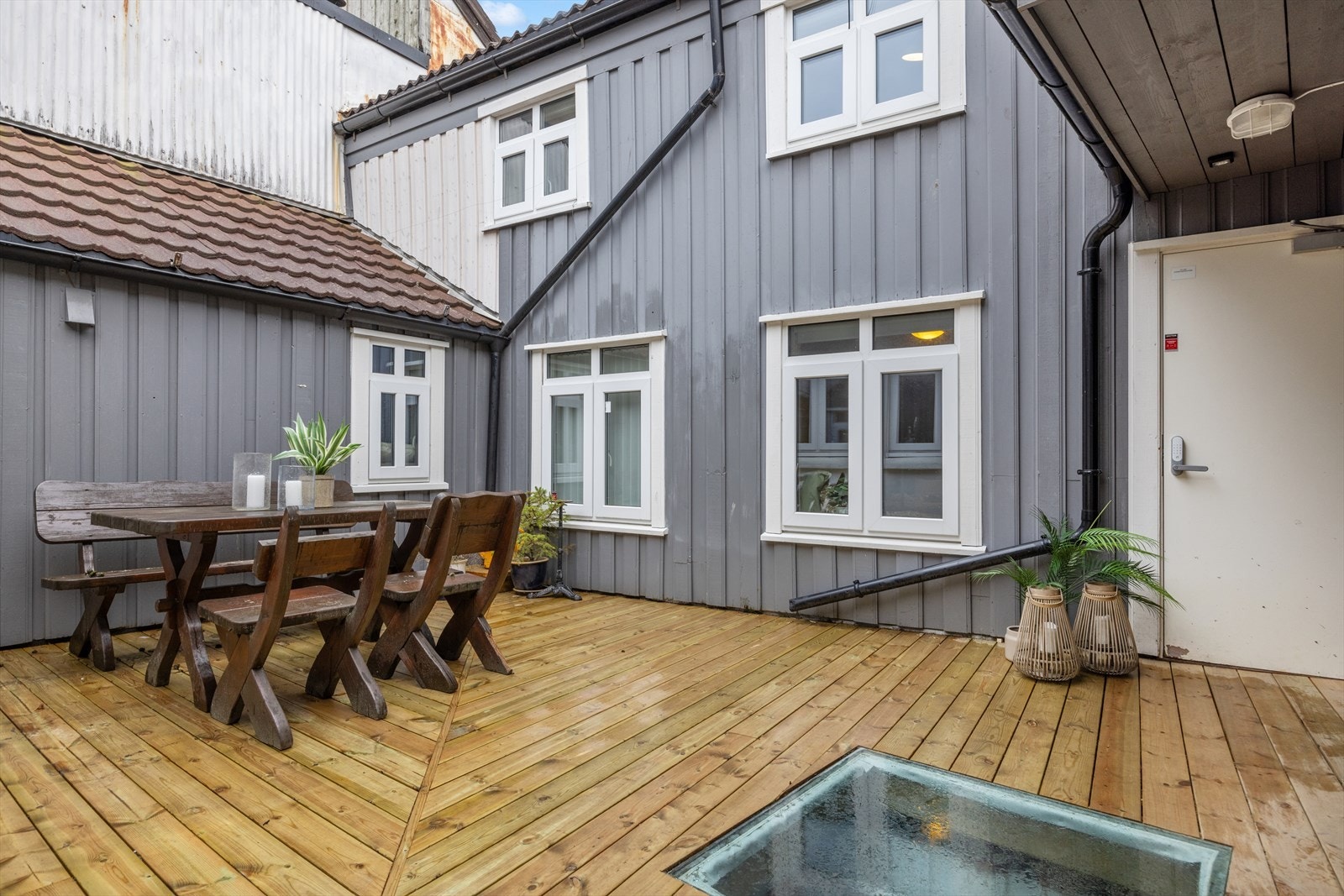 Uteområdene er tilbaketrukket fra gaten og gir en privat sfære midt i bykjernen. Galleribilde