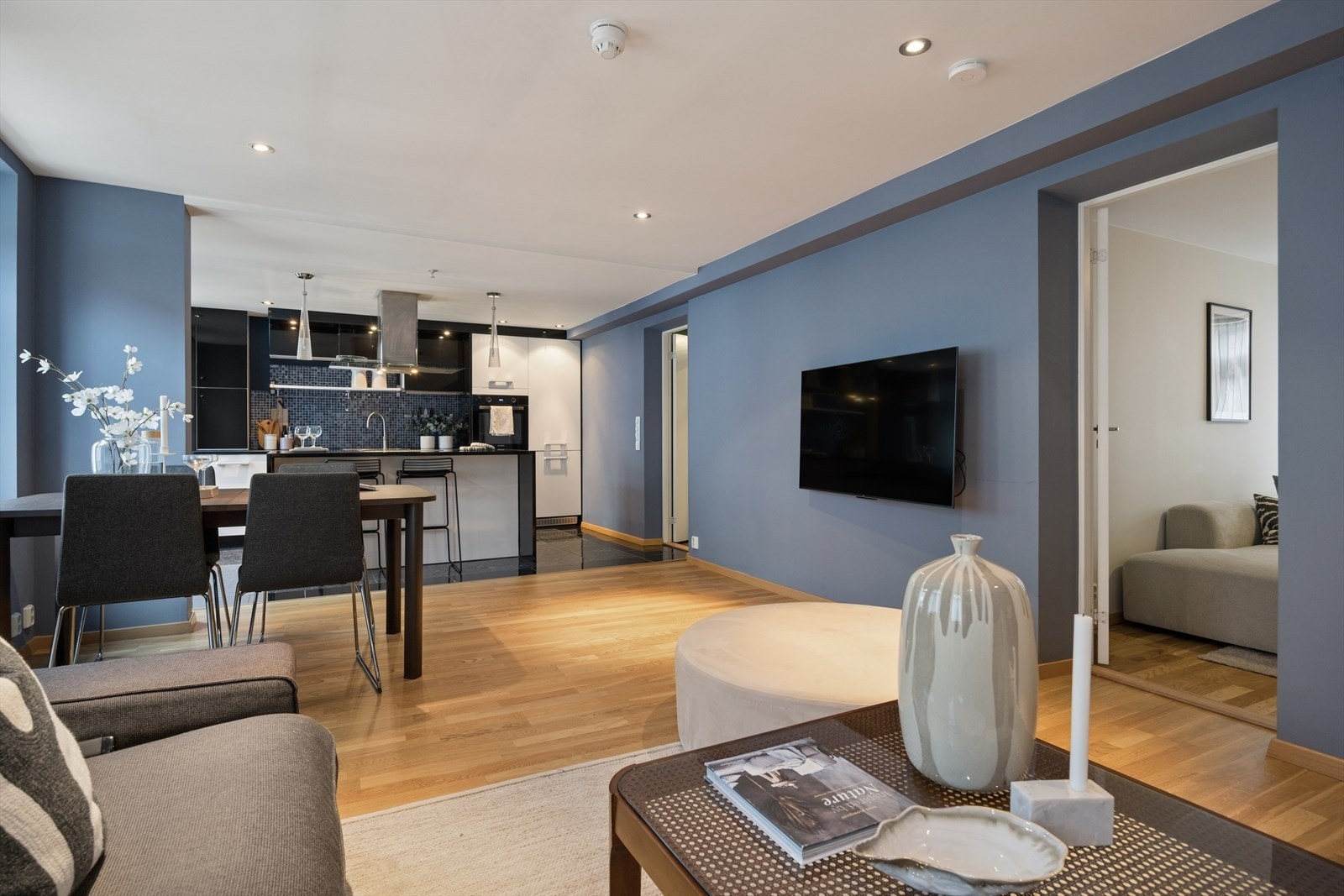 Den gjennomgående planløsningen skaper en luftig og romslig atmosfære i hele oppholdsarealet. Galleribilde