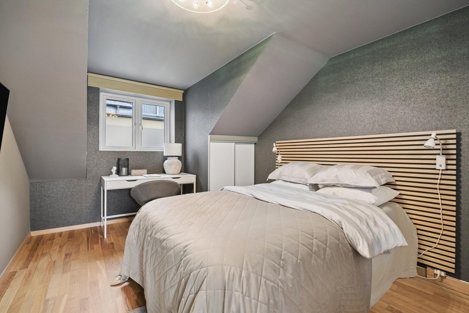 Spileveggen bak sengen gir rommet en lun og moderne karakter. Galleribilde