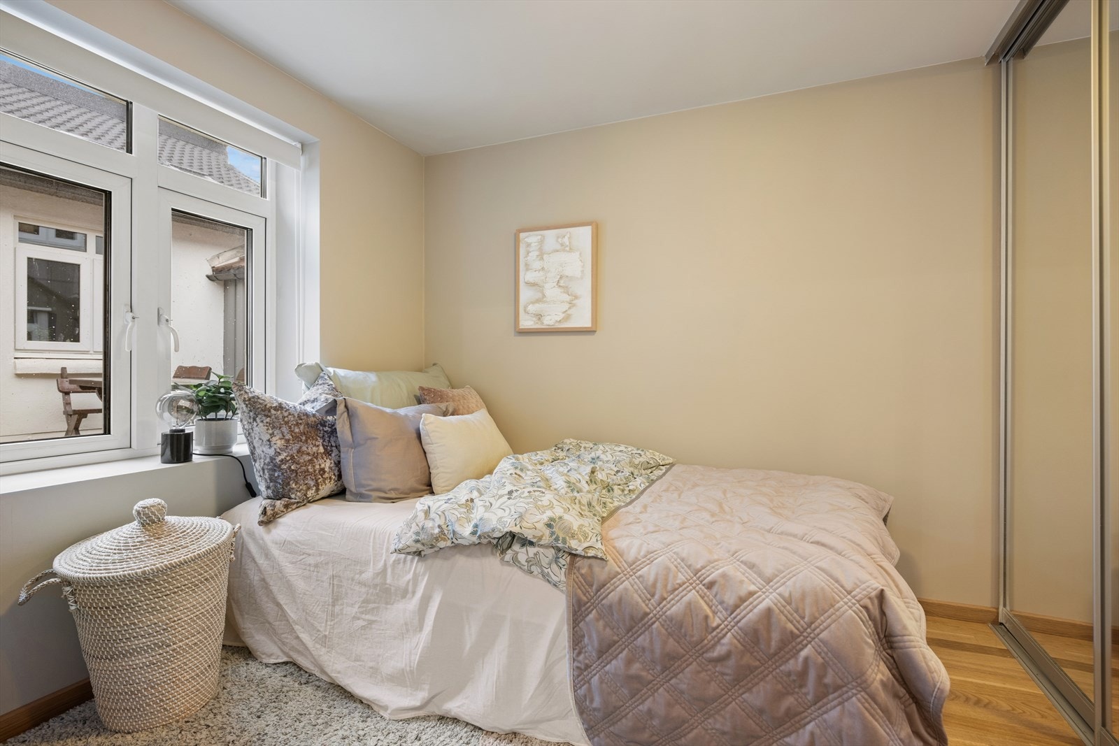 Soverom i andre etasje, praktisk plassert med nærhet til bad. Rommet har overflater oppgradert i 2010. Galleribilde