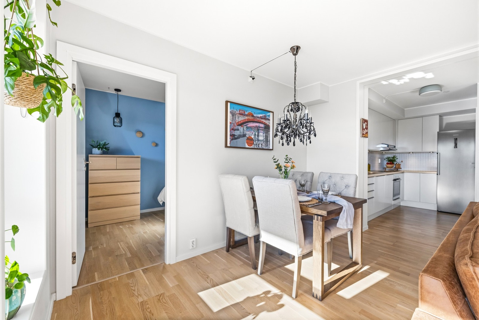 Leiligheten har to gode soverom med fleksible bruksmuligheter, rommene ligger i hver sin ende av stuen. Galleribilde