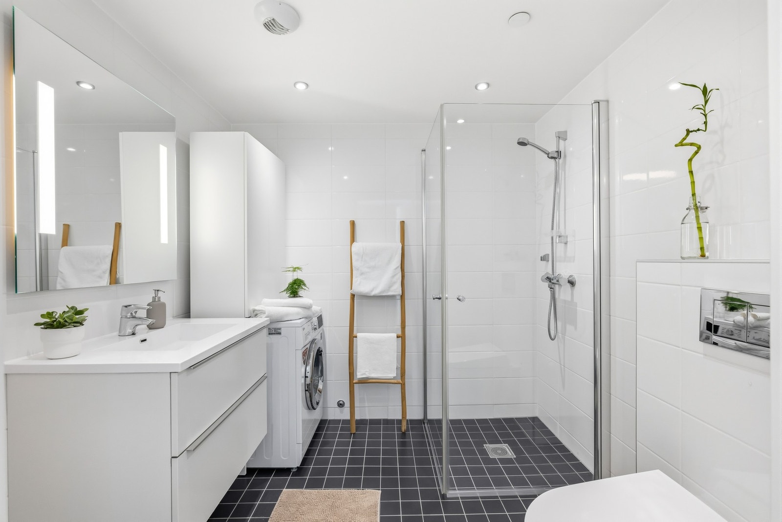 Baderommet er fra byggeåret (2017) med dusjhjørne og vegghengt toalett. Galleribilde