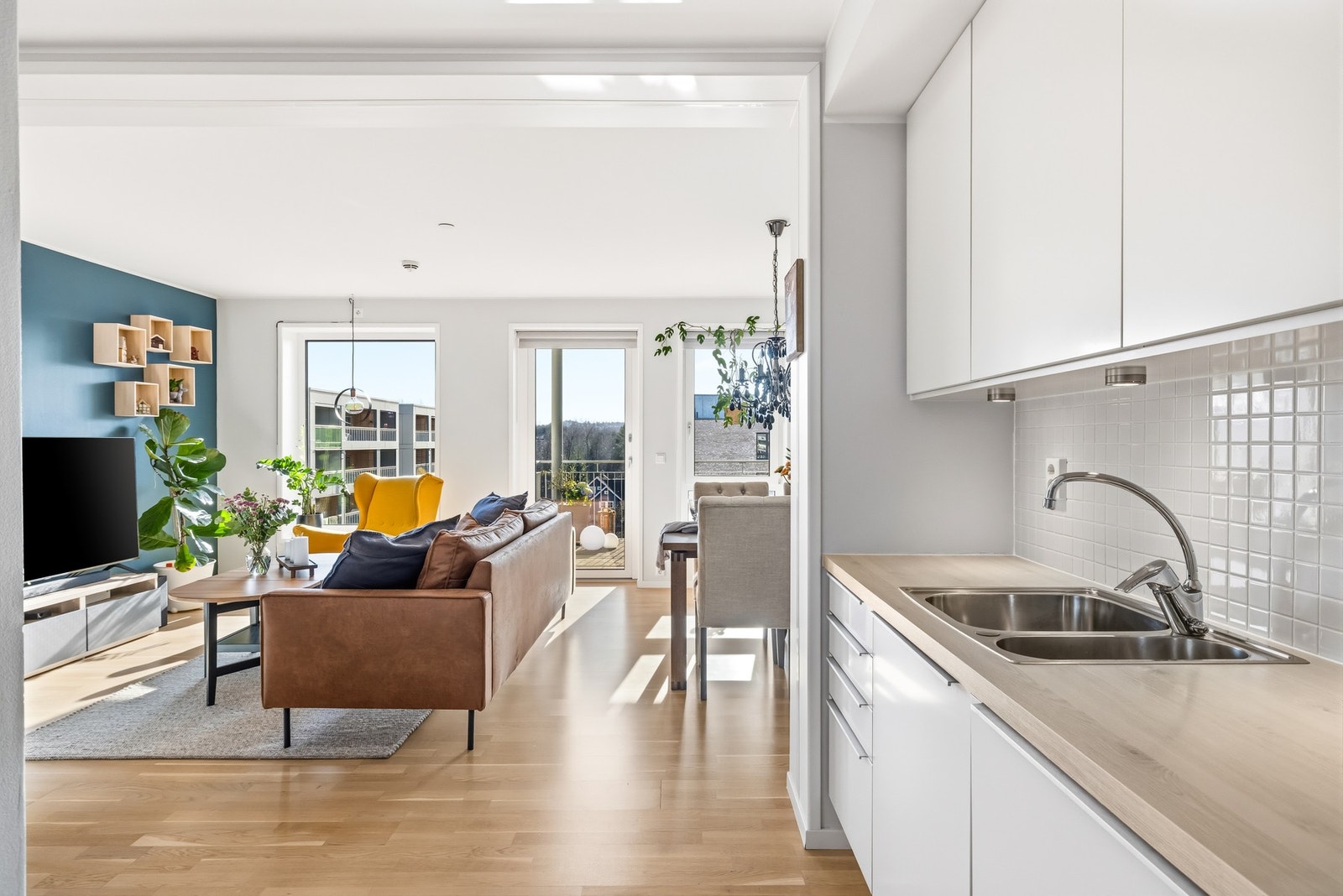 En lys og stor 3-roms selveierleilighet beliggende i byggets tredje etasje. Galleribilde