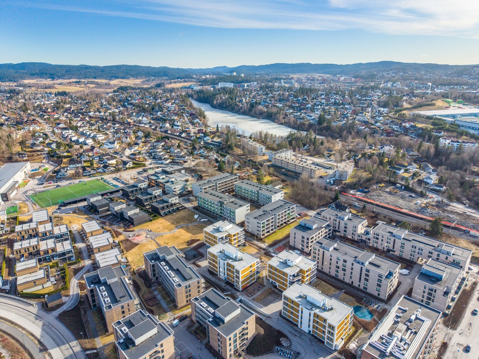 Nærområdet rundt leiligheten byr blant annet på en spennende helårsåpen skihall, matbutikken Rema 1000, Pizzabakeren, skole og barnehager samt et godt kollektivt tilbud med buss og tog. Galleribilde