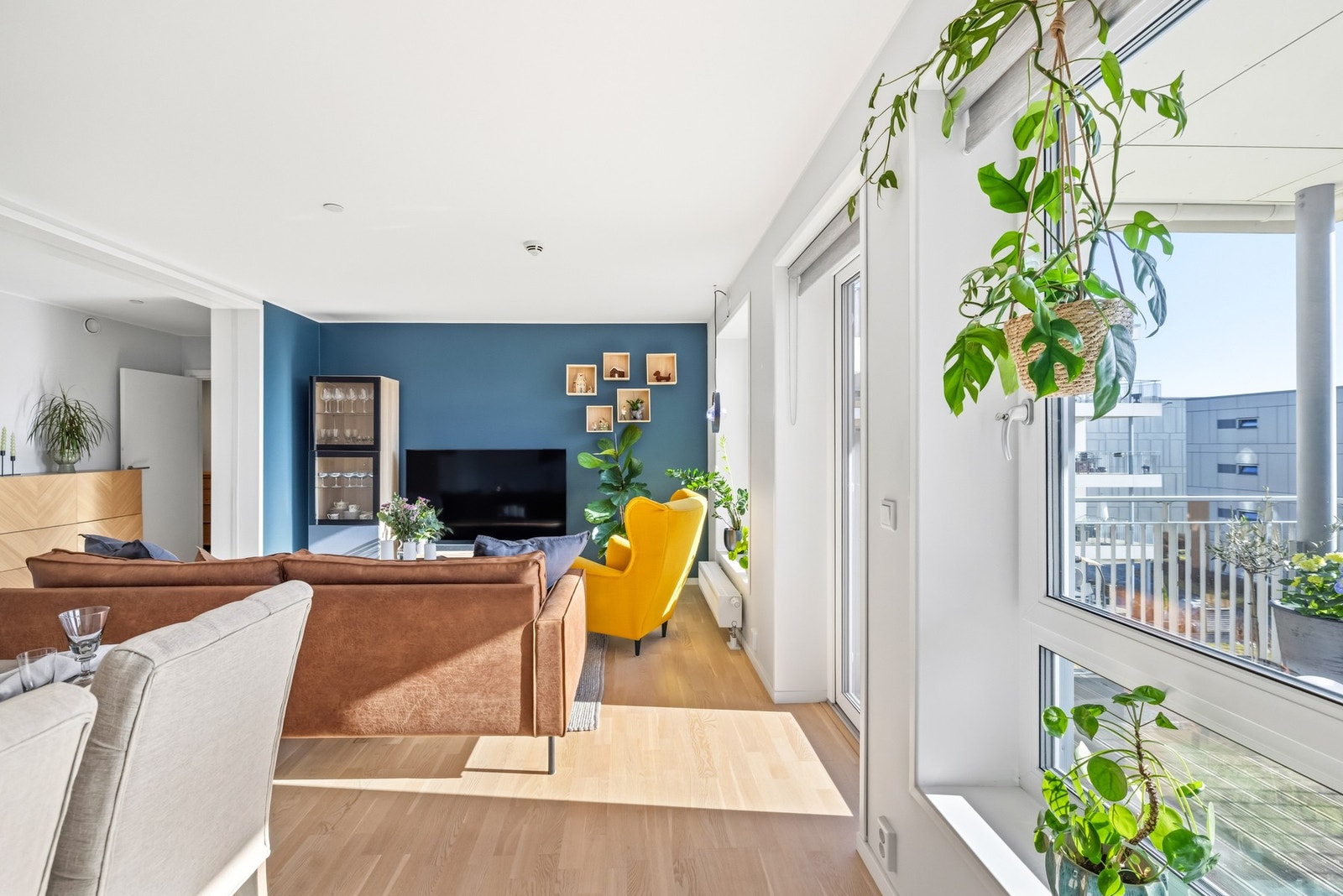 Stuen fremstår som romslig og luftig, med en åpen planløsning som gir gode og fleksible møbleringsmuligheter. Galleribilde