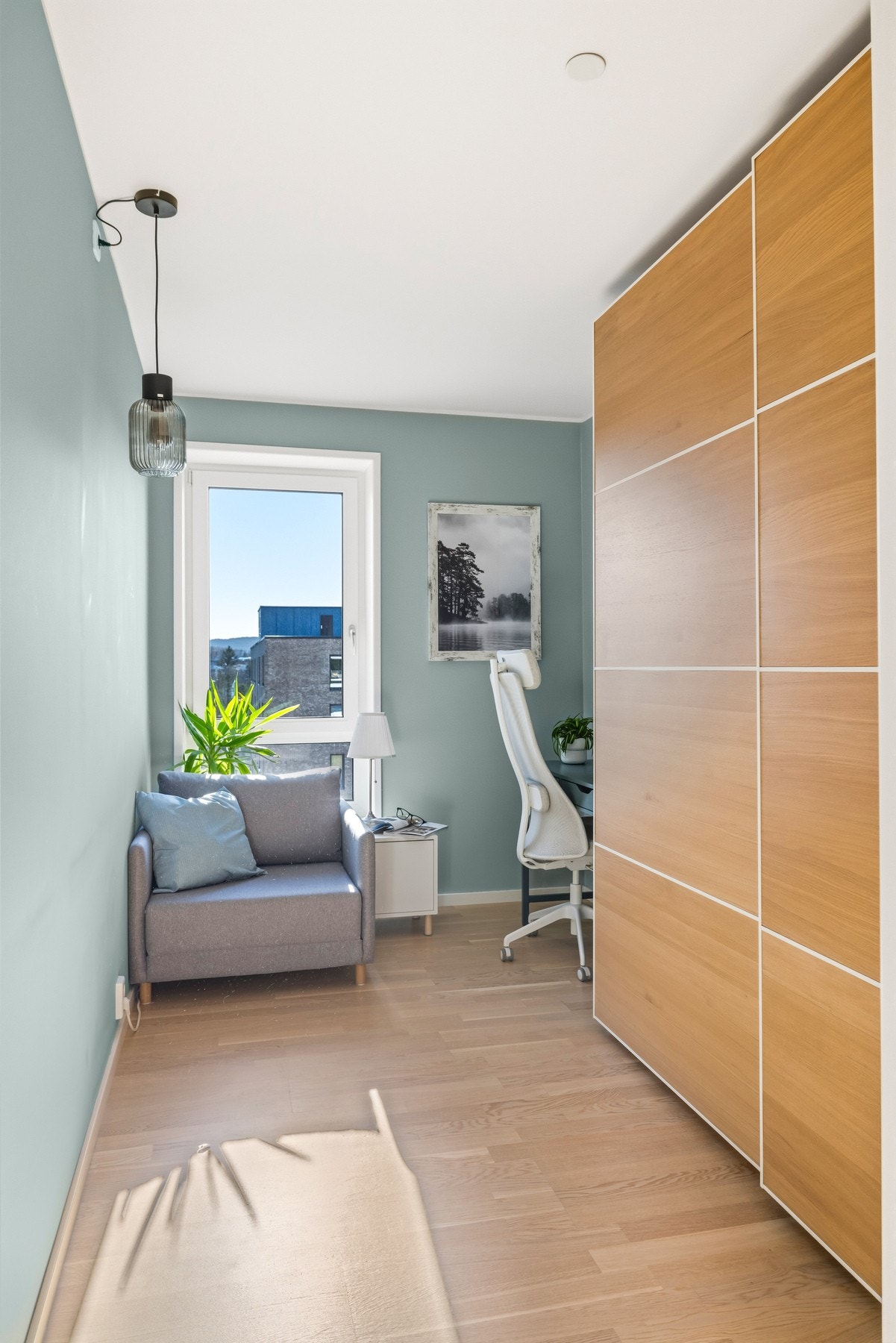 Det andre soverommet er innredet med skyvedørsgarderobe og egner seg perfekt som barnerom, gjesterom eller hjemmekontor, avhengig av behov. Galleribilde