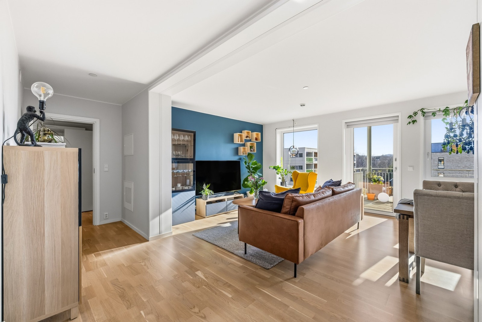 Rommet får en fin balanse mellom det sosiale og det mer rolige, og egner seg like godt til avslappende hverdagskvelder som til hyggelige sammenkomster med venner og familie. Galleribilde