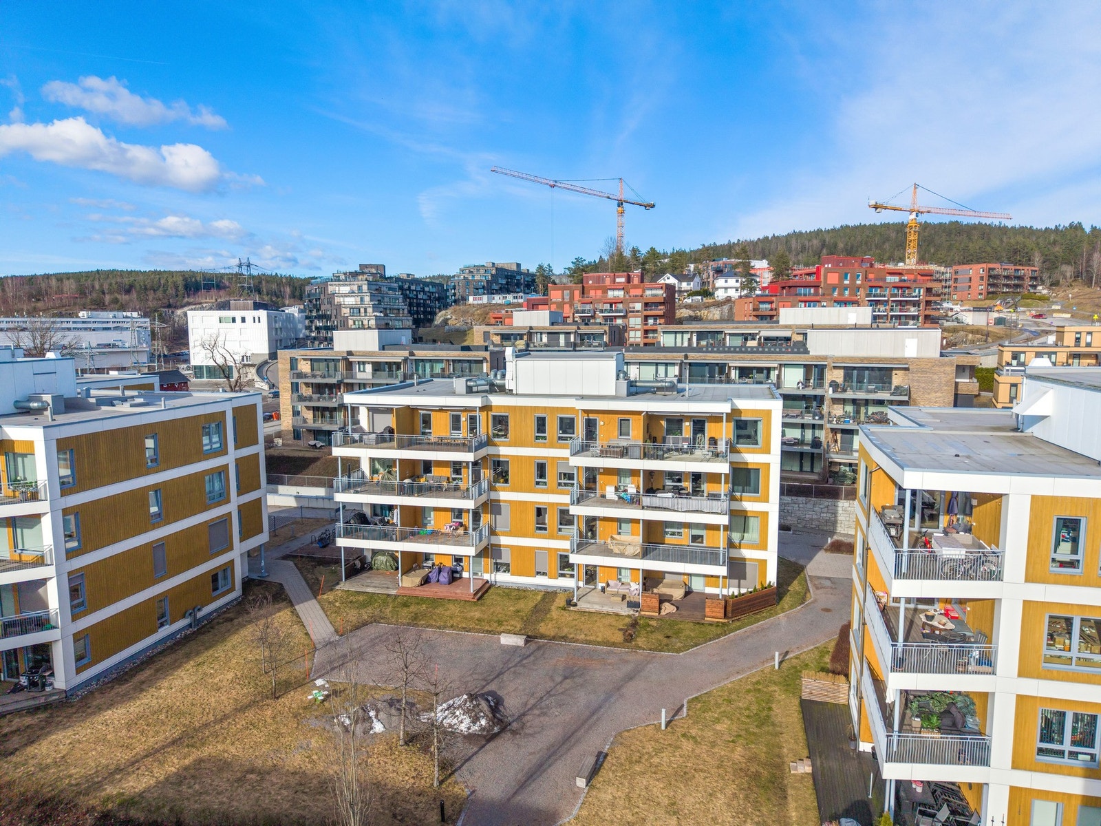 Fellesområdene er pent opparbeidet med hellebelagte internveier, sitteplasser, sykkelparkering, lekeapparater, plenarealer og variert beplantning med prydbusker. Galleribilde