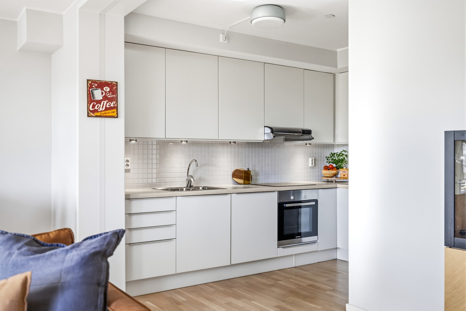 Kjøkkenet er levert av HTH og ligger i delvis åpen løsning mot stuen, noe som skaper en sosial og funksjonell sone i boligen. Galleribilde