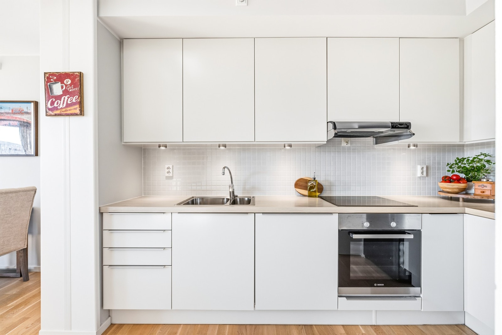 Innredningen har slette fronter og et moderne uttrykk, med mosaikkfliser mellom over- og underskap som gir et stilrent preg. Galleribilde