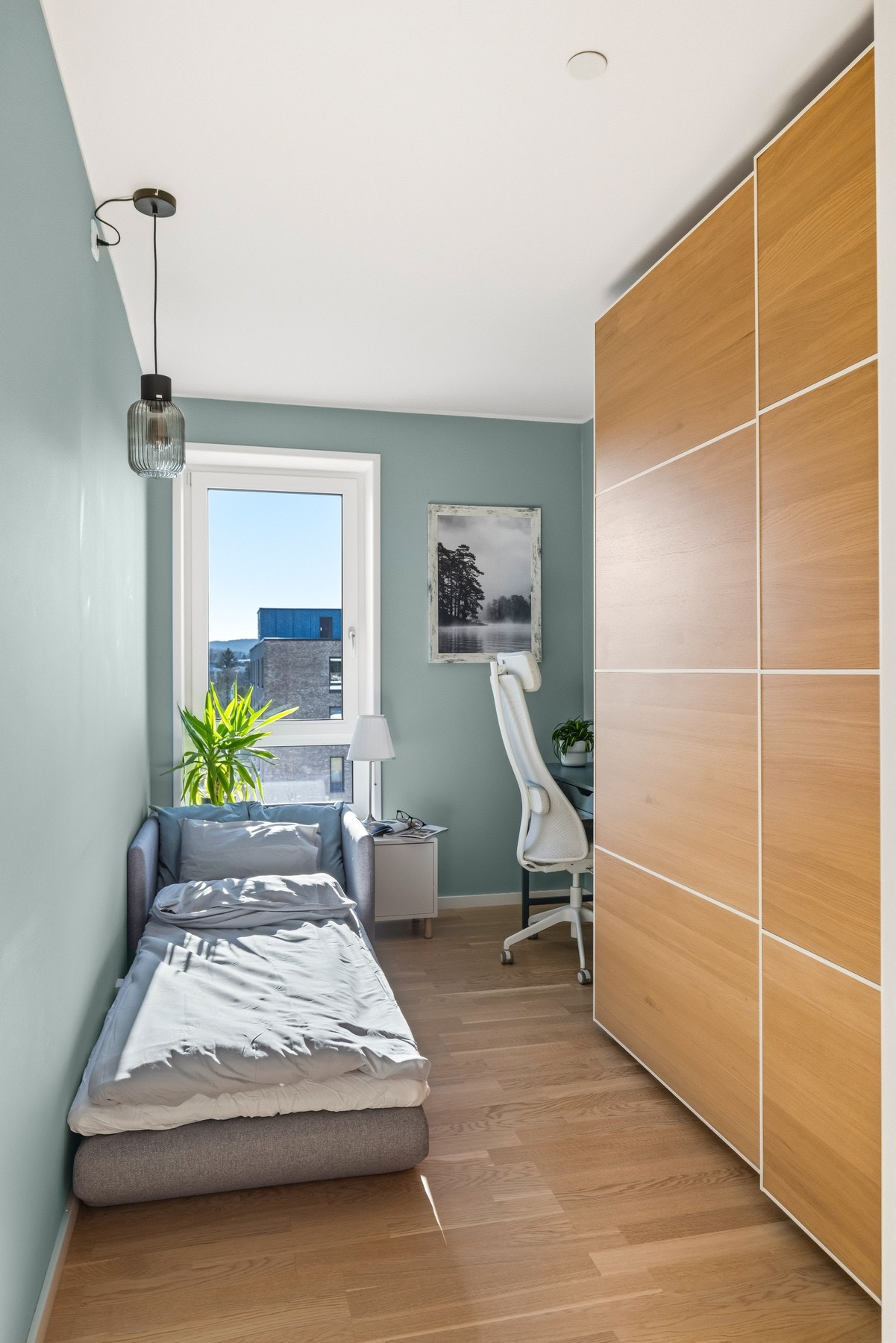 Rommet er i dag innredet med en praktisk uttrekksbar gjesteseng, som utnytter plassen godt. Også her er det montert blendingsgardin på vinduet, tilsvarende som det er i stuen. Galleribilde