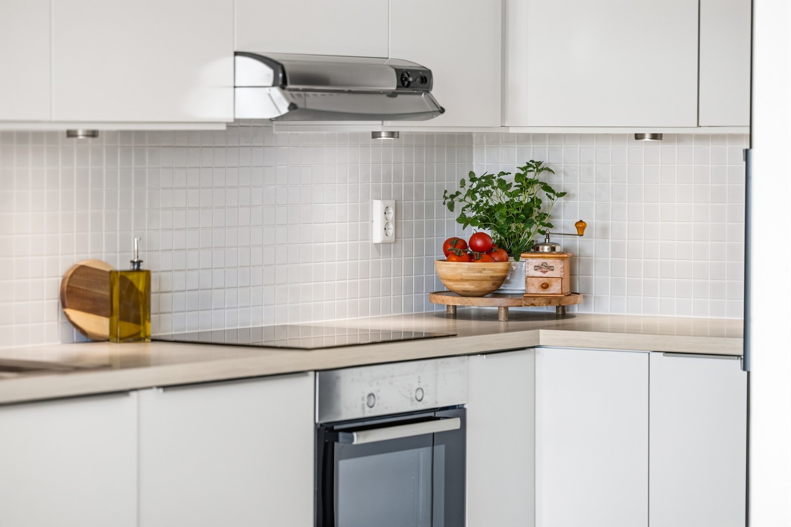 Kjøkkenet er praktisk utformet med gode arbeidsflater og effektiv utnyttelse av arealet. Galleribilde