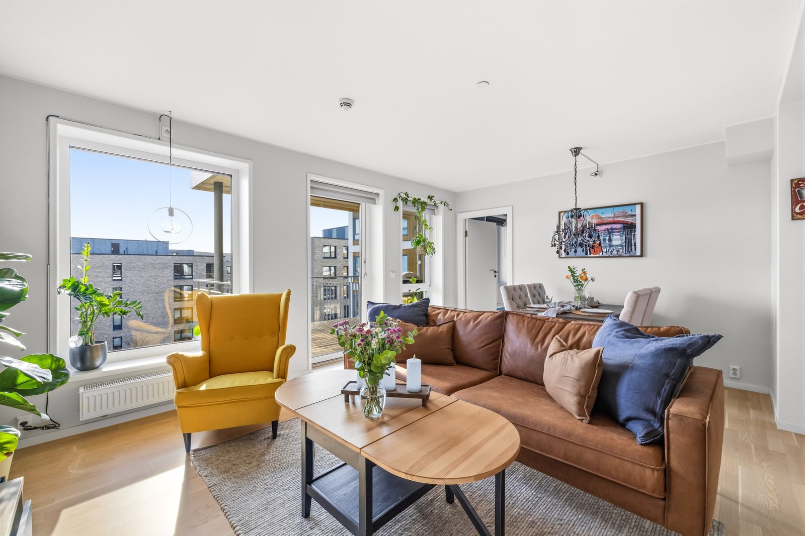 Her er det naturlig plass til både en romslig sofagruppe og spiseplass, samtidig som rommet oppleves oversiktlig og lett å innrede etter egne behov. Galleribilde