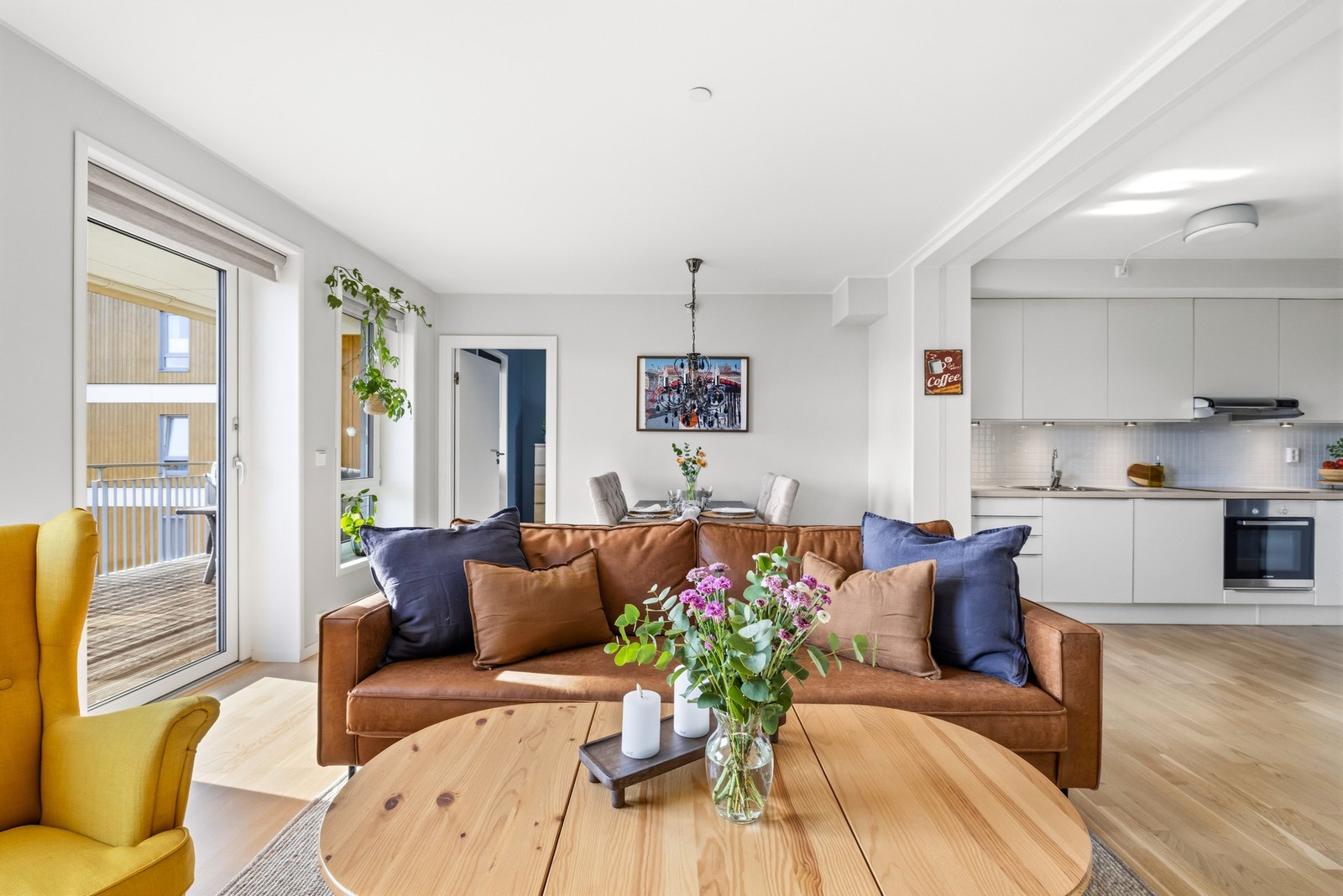 De store vindusflatene slipper inn rikelig med naturlig lys og bidrar til en lys og behagelig atmosfære gjennom hele dagen. Det er montert elektrisk blendingsgardin på det største vinduet i stuen. Galleribilde