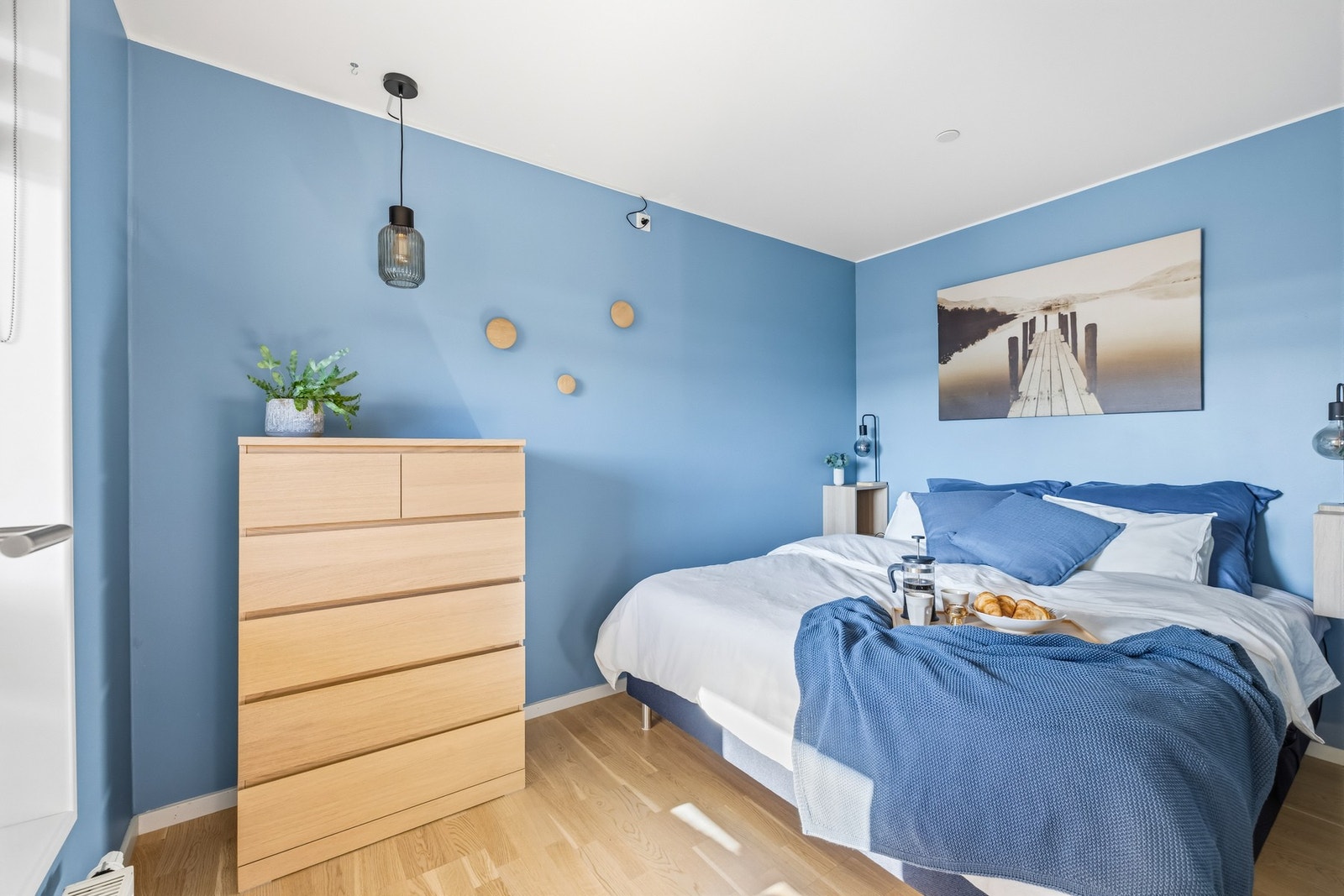 Hovedsoverommet har god plass til dobbeltseng og tilhørende møblement. Galleribilde