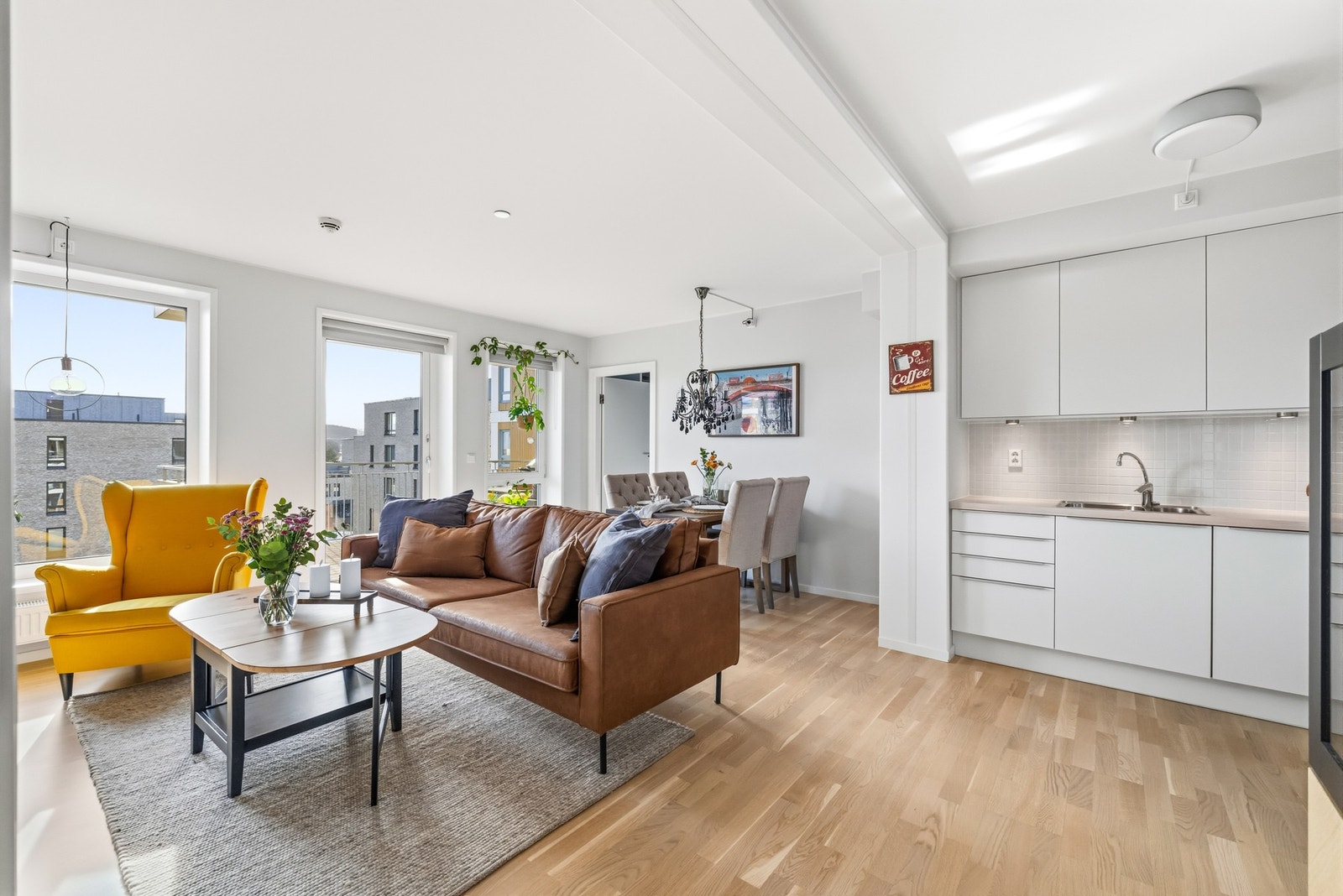 Den åpne løsningen mot kjøkkenet skaper en god flyt i boligen og gjør det enkelt å kombinere matlaging og samvær. Galleribilde