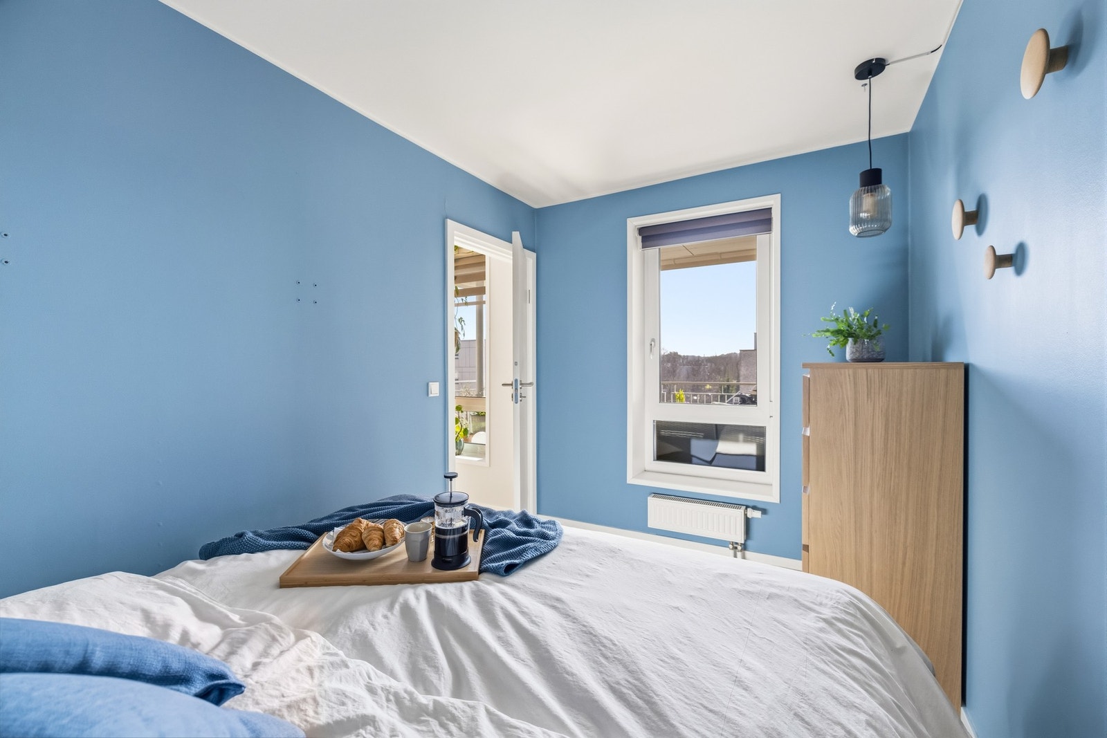 Rommet er malt i en flott blåfarge som gir en rolig og harmonisk atmosfære. Galleribilde