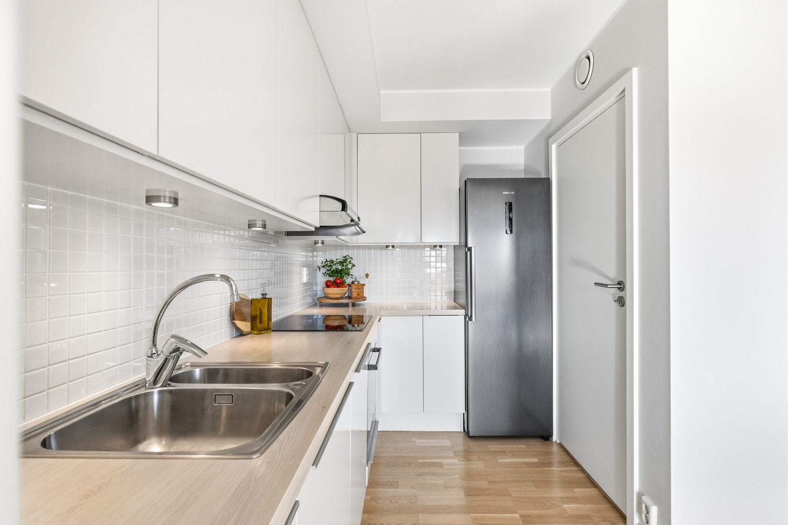 Det er integrert oppvaskmaskin og komfyr, samt nedfelt induksjonstopp (oppgradert i 2023) tilkoblet komfyrvakt. Galleribilde