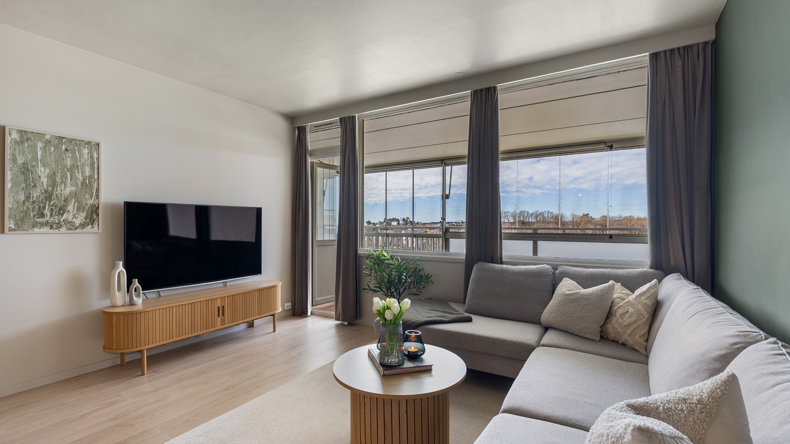 Fra stua er det utgang til en romslig balkong - Vi tar en titt Galleribilde