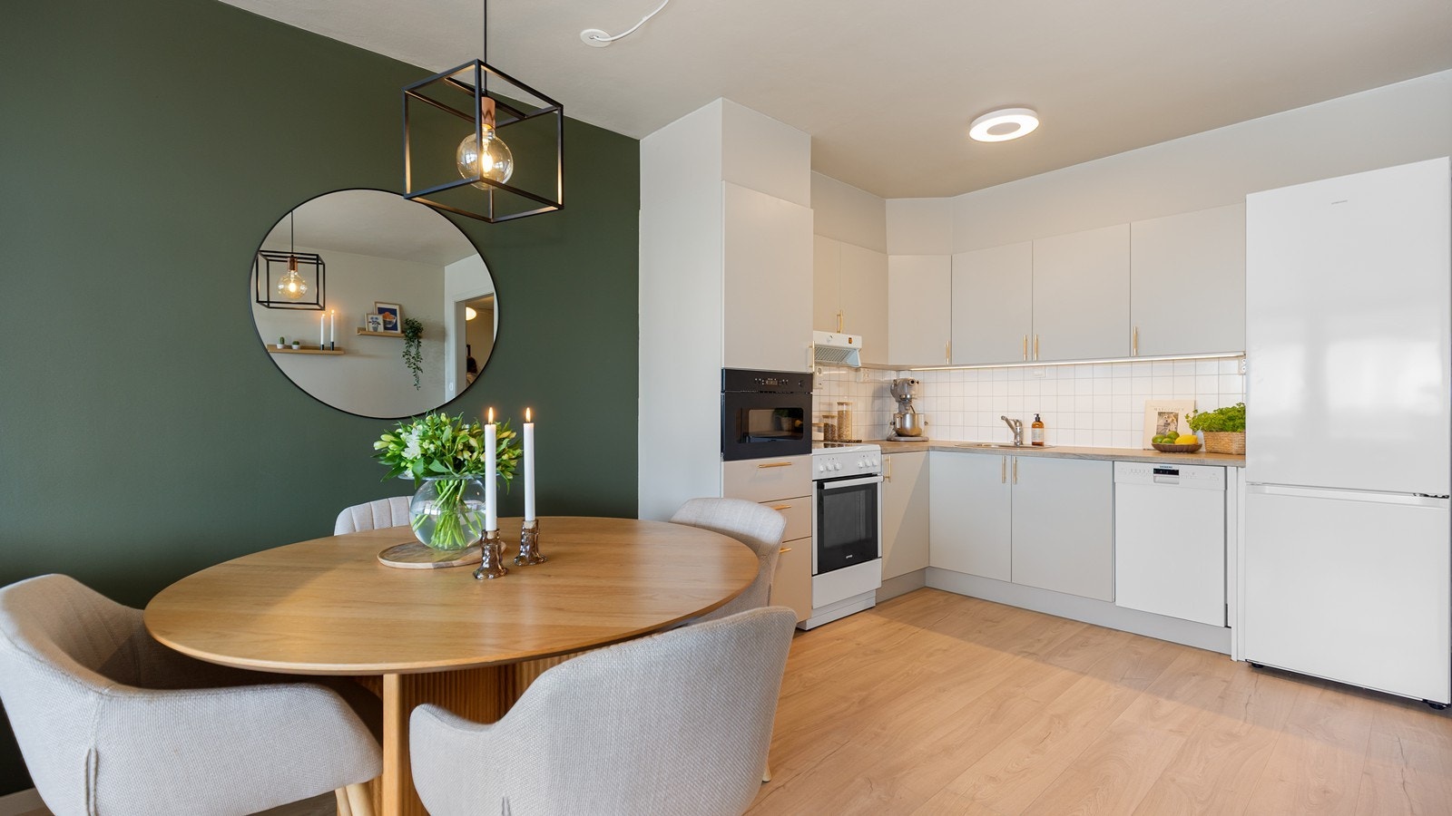 Kjøkkenet er noe oppgradert med nyere høyskap Galleribilde