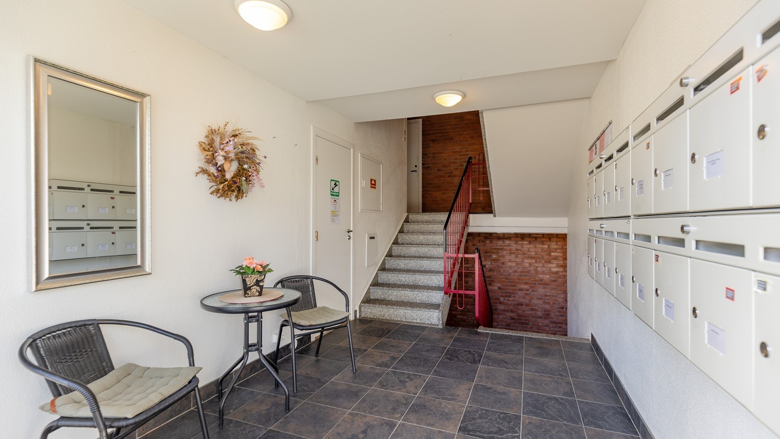 Bredt og fint inngangsparti Galleribilde