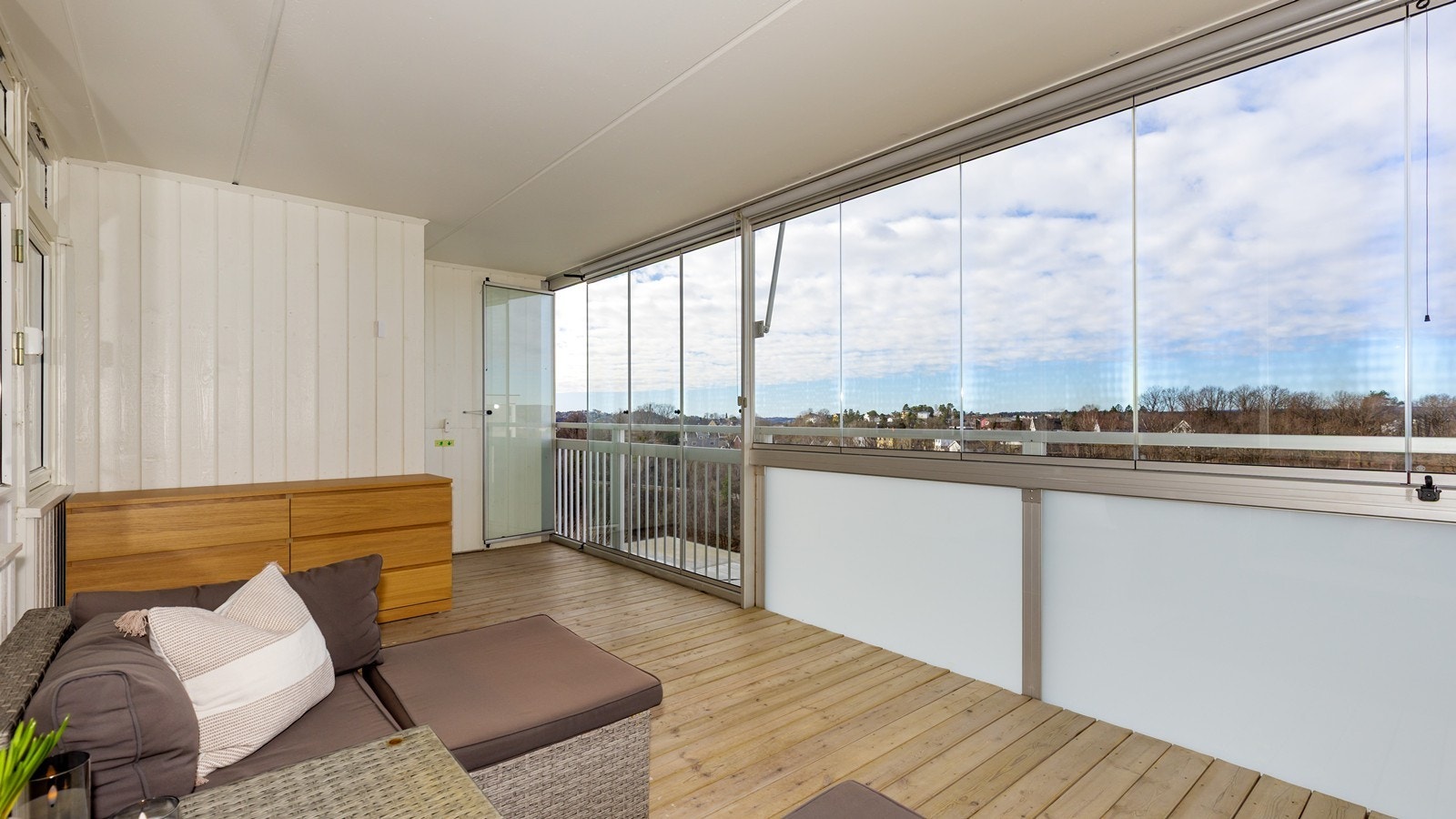 Her kan vinduene skyves til siden for å få det helt åpnet. Galleribilde