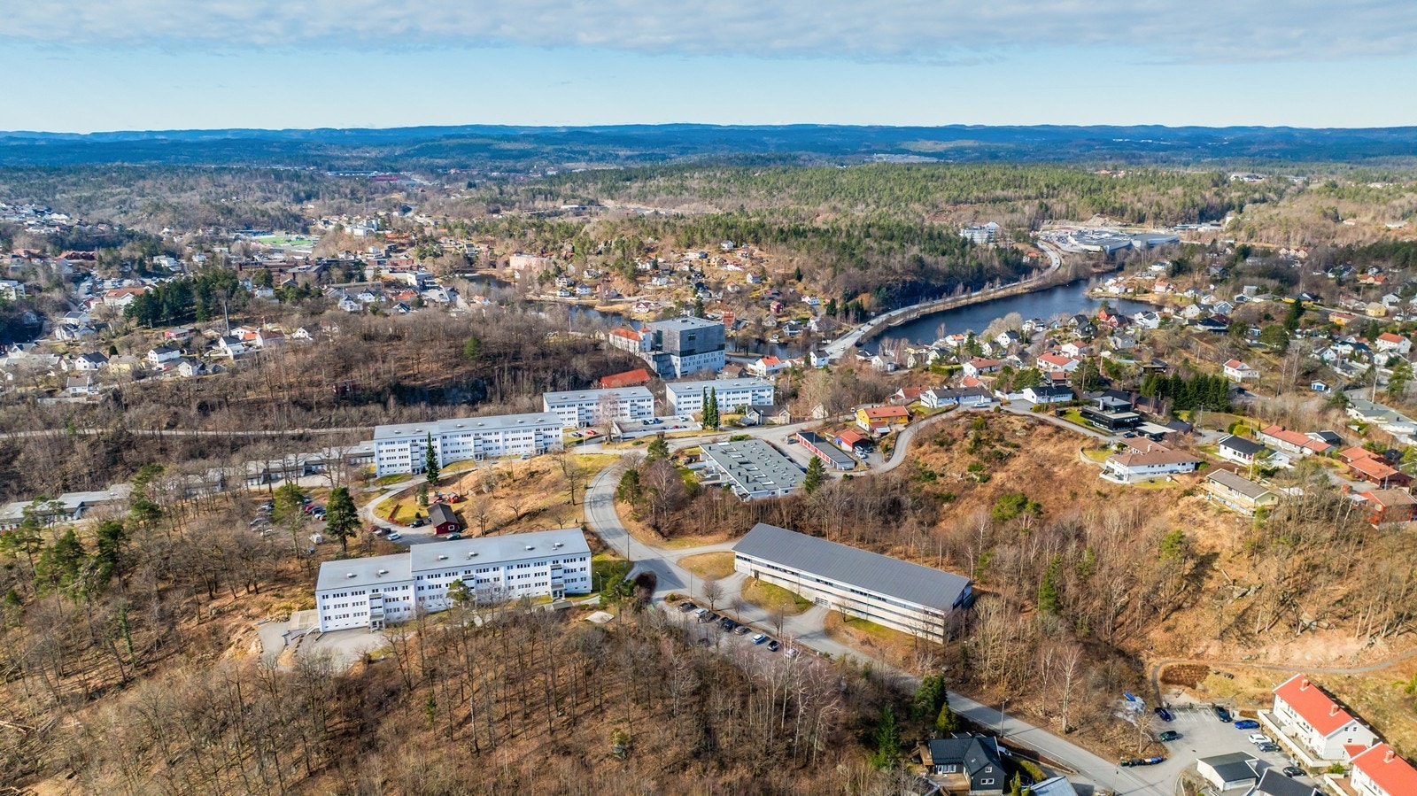 Til høyre i bildet har du garasjen som følger boligen Galleribilde