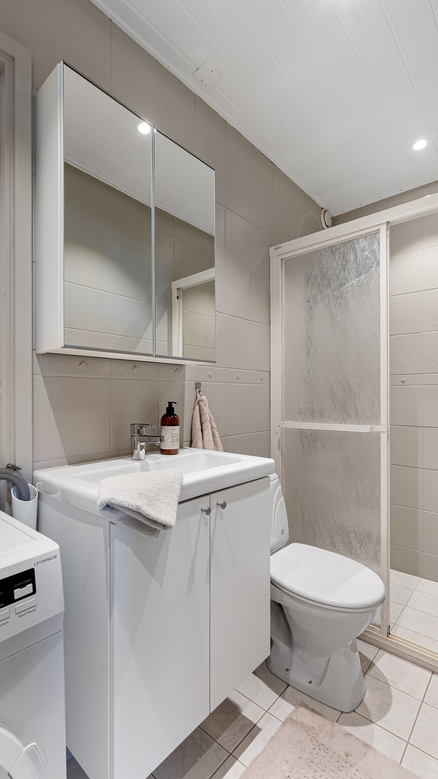 Baderommet har opplegg for vaskemaskin og en romslig dusj Galleribilde