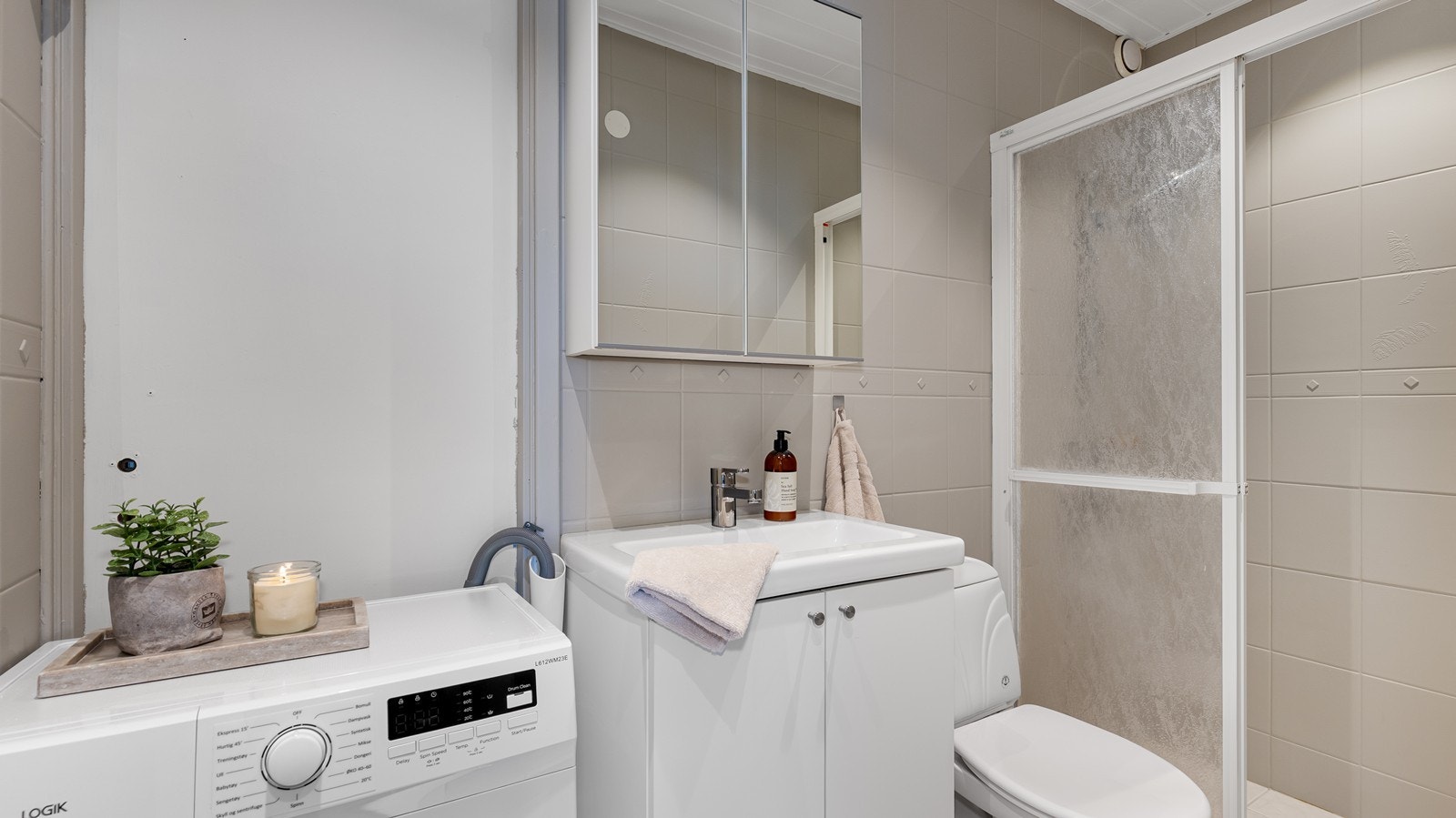 Det er ikke det største badet, men du har akkurat det du trenger og noe lagring under vasken Galleribilde