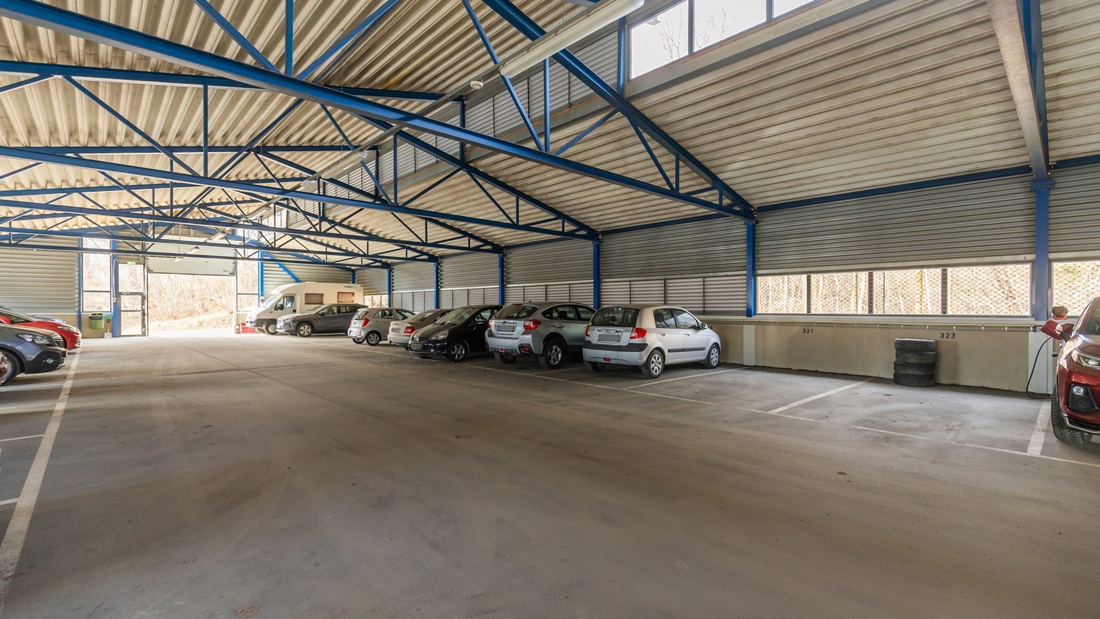 Det er helt standard parkeringsplass for bilen og her vil du slippe snøen om vinteren og en alt for varm bil om sommeren Galleribilde