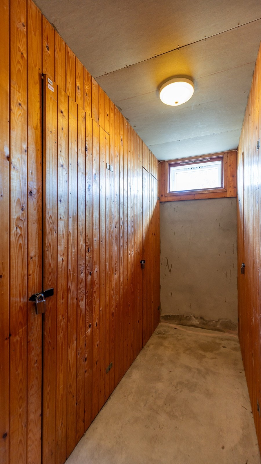 Nede i kjelleren har du en ganske så romslig bod der du får plass til litt ting og tang Galleribilde