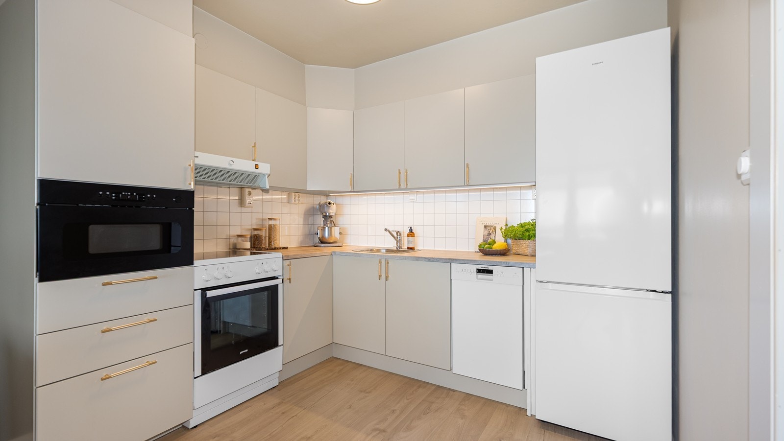 Kjøkkenet er ikke det største, men det er mer enn nok skapplass her for de aller fleste Galleribilde