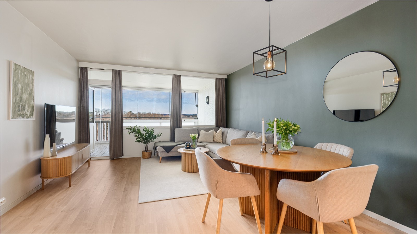 Det er store vindusflater som inviterer lyset inn Galleribilde