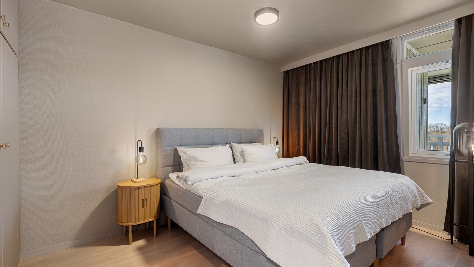 Det er et romslig soverom med godt om plass til en dobbeltseng Galleribilde