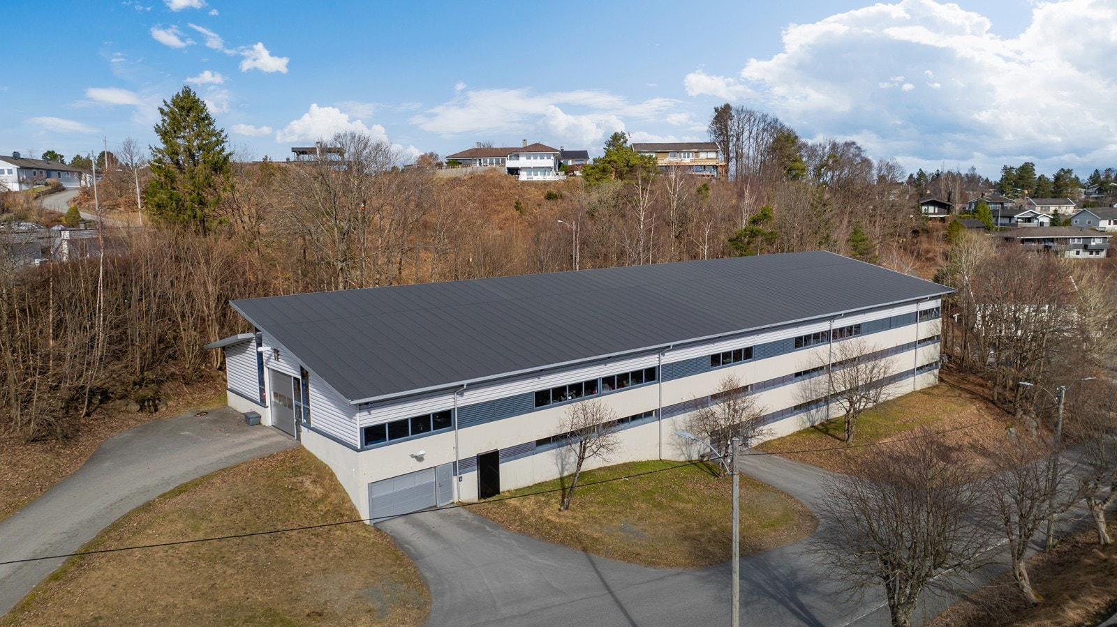 Garasjeanlegg med automatisk port, her vil bilen få sove godt om natta Galleribilde