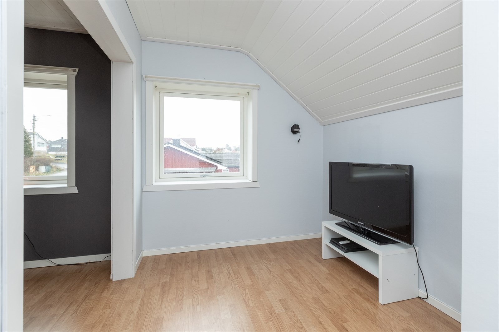 Rommet har en praktisk sone for oppholdsplass. Galleribilde