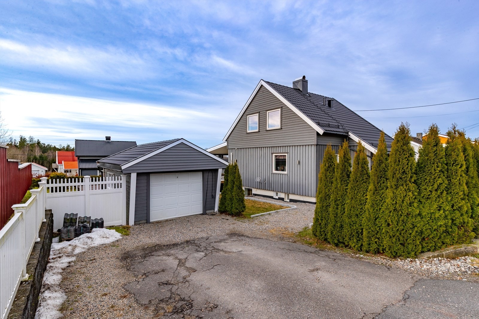 Boligen har en garasje med adkomst via gruset oppkjørsel. Galleribilde