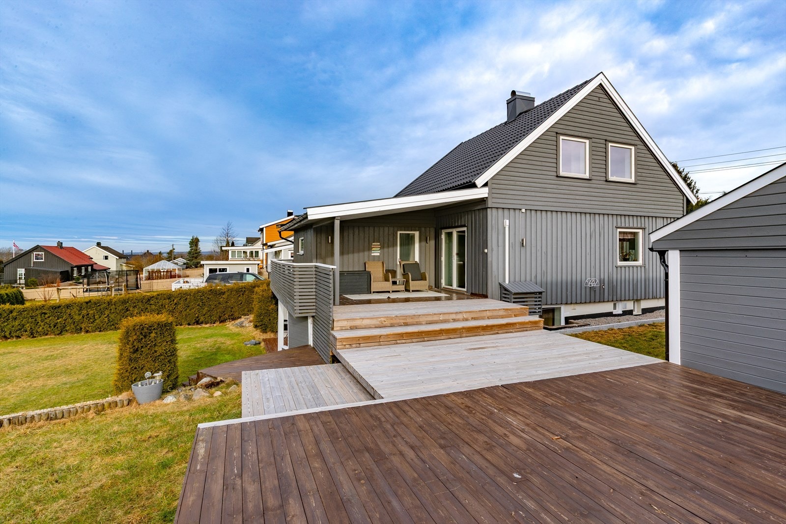 Eiendommen har en opparbeidet tomt med uteplass under terrassen. Galleribilde