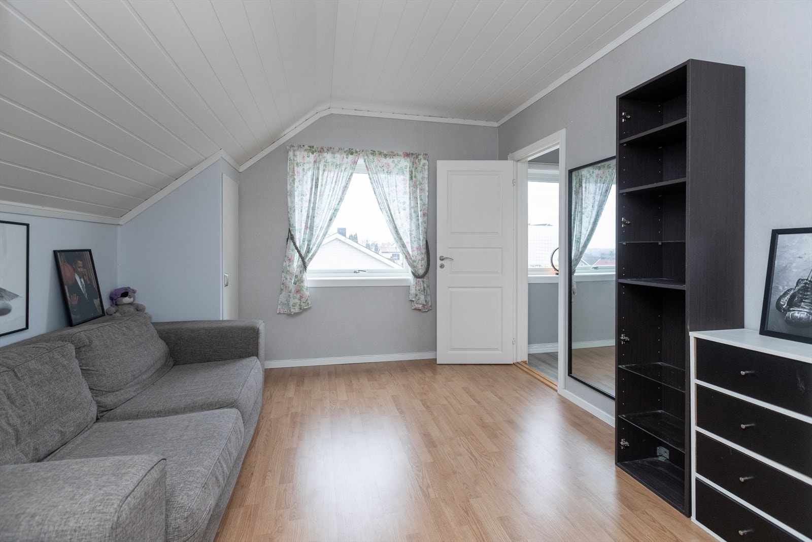 Plass til både sittegruppe og oppbevaringsmøbler i rommet. Galleribilde