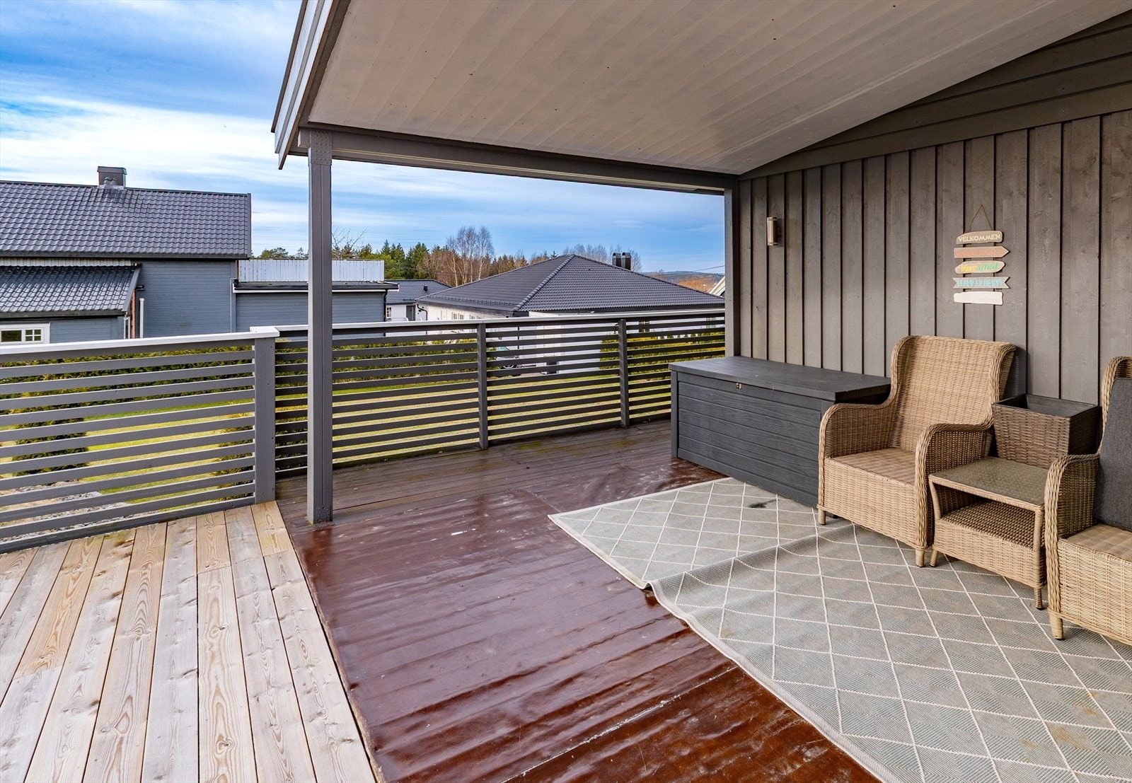 Terrassen har en overbygget del som gir skjerming mot vær og vind. Galleribilde