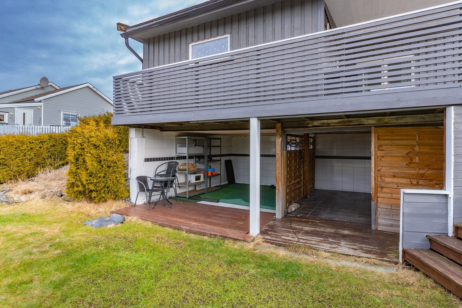 Terrassen er bygget i trekonstruksjoner og har et areal på cirka 76 m². Galleribilde