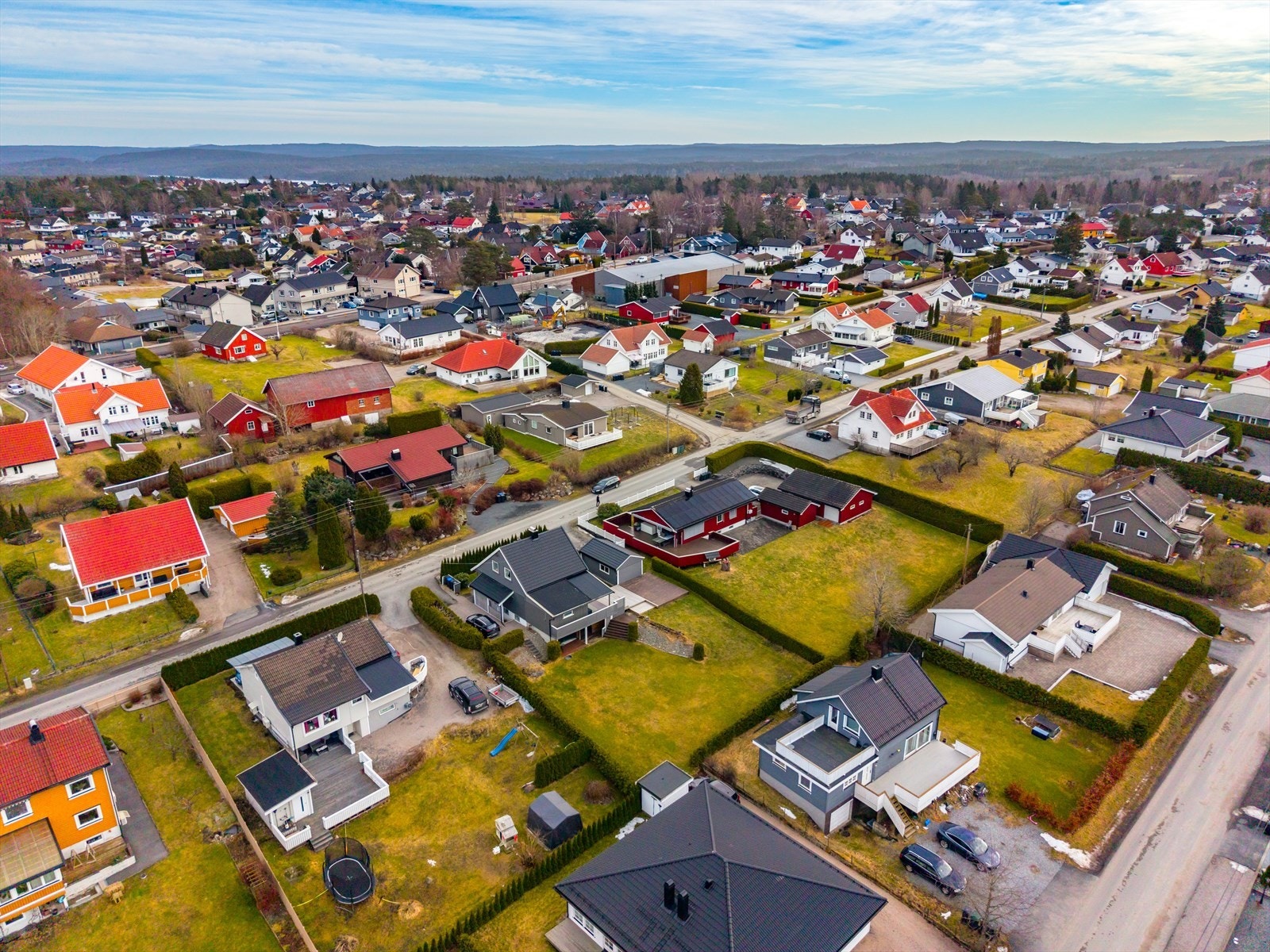 Tomten er opparbeidet og har et areal på 993,2 m². Galleribilde