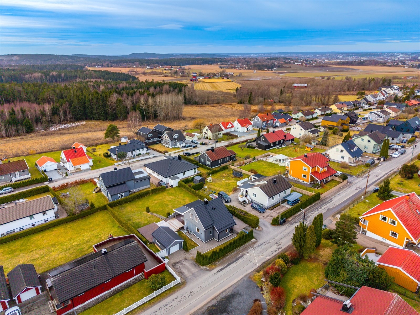 Boligen ligger i et etablert boligområde med adkomst via offentlig vei. Galleribilde
